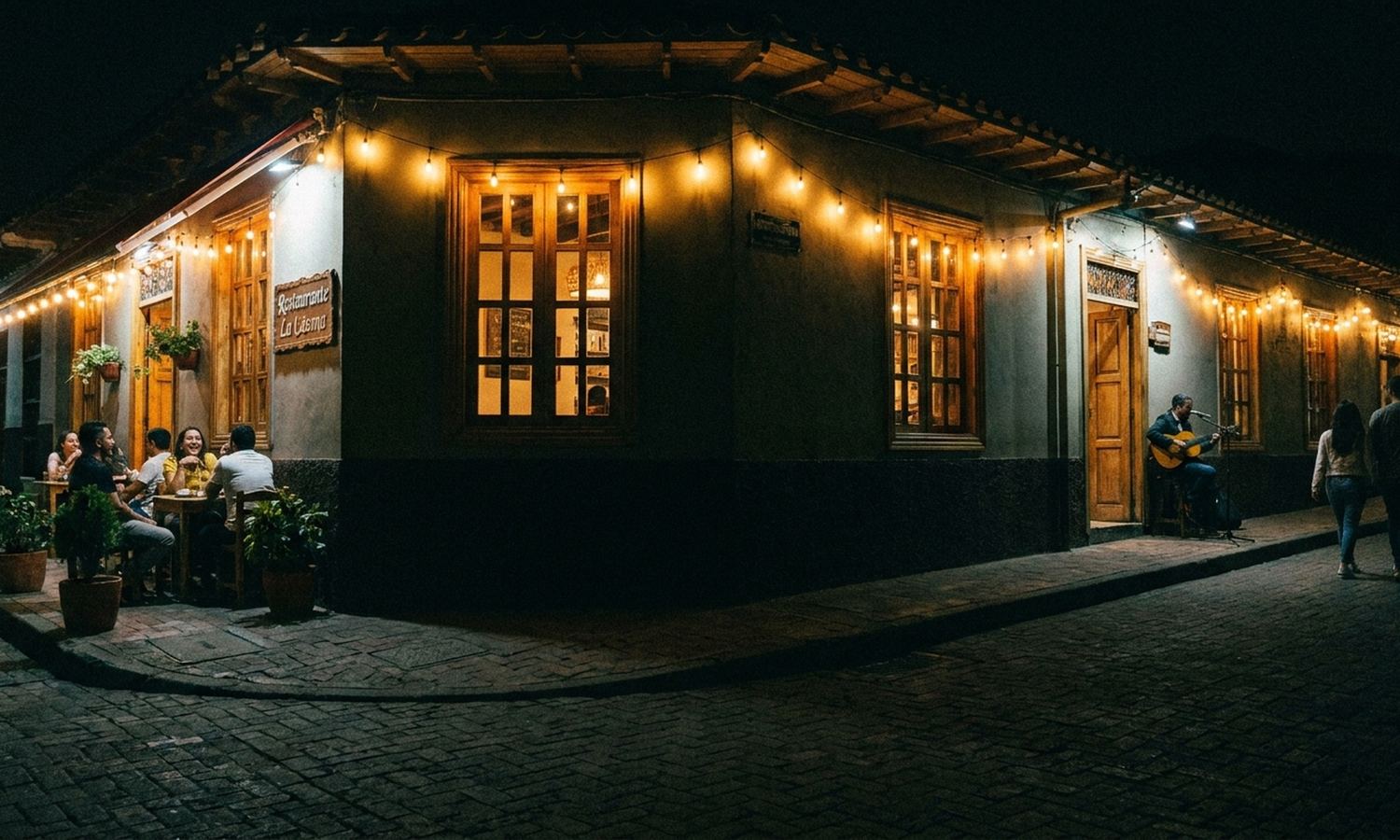 Un restaurante iluminado y abierto en una esquina, de noche